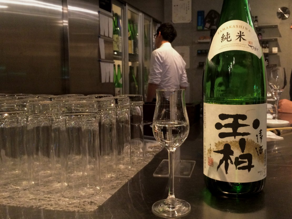 おしゃれに、気軽に楽しめる！伏見の純米酒専門店「八咫」で見つけるお気に入りの一杯。