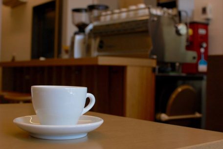 個性の異なる世界のコーヒーを楽しむ。川名・カフェ「GOLPIE COFFEE」