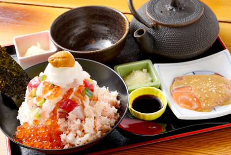 一度で七回おいしい！『刺身・海鮮炭焼・寿司 北海道』で味わう、究極の海鮮丼