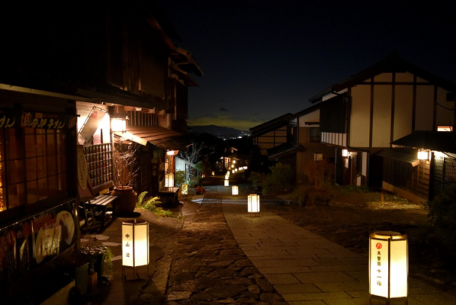 行灯に照らされる街道が美しい！秋の岐阜「馬籠宿場まつり」で歴史ある宿場町へ