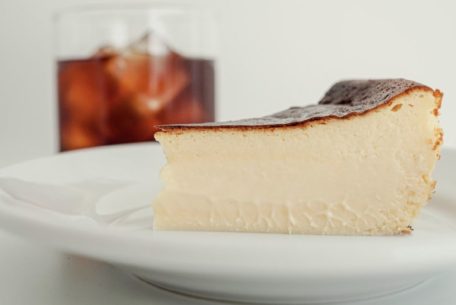 素材と食感を楽しむ贅沢な「ジェローム・バスクチーズケーキ」が期間限定で大名古屋ビルヂングに登場！