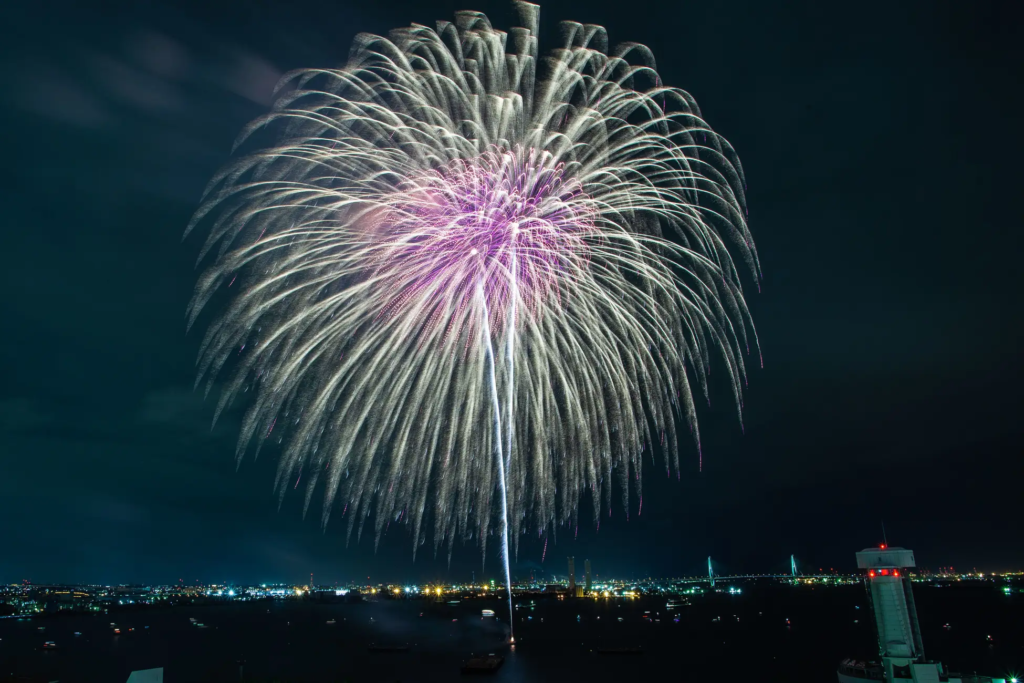 名古屋湾の夜空と水上を彩る花火にうっとり。「名港水上芸術花火2022」が5月28日(土)に名古屋港ガーデンふ頭で開催 - image 1