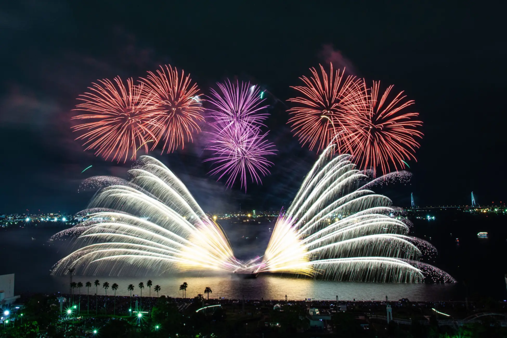 名古屋湾の夜空と水上を彩る花火にうっとり。「名港水上芸術花火2022」が5月28日(土)に名古屋港ガーデンふ頭で開催 - image