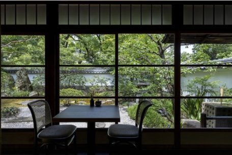 徳川園の茶屋『蘇山荘』。有形文化財の歴史建造物でいただく、夏の名物「冷やし蕎麦きしめん」