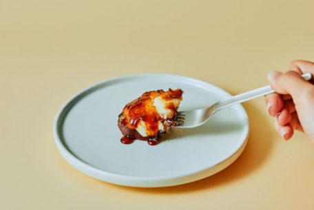 累計4万本売れたお取り寄せスイーツ「壺芋ブリュレ」の味わいが“ひと口サイズ”に。「蜜芋ブリュレ」がオンライン販売開始！
